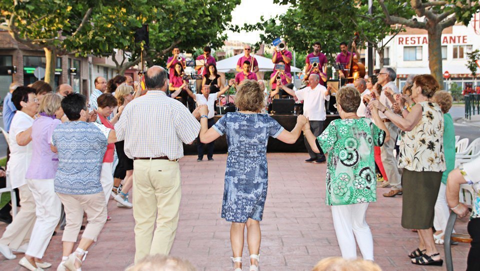 La Plaça de la Sardana s’omple de dansaires amb motiu de l’aplec - Amics de la sardana d’Almacelles
