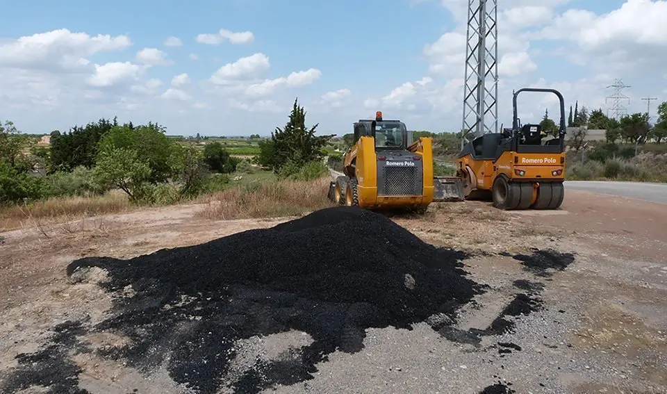 Maquinaria i mescla utilitzada per a la reparació dels sots als camins de les Borges 1