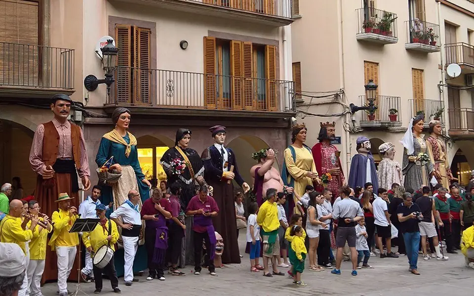 Els gegants ballant durant la 2a Mostra de Gegants d&#39;Agramunt