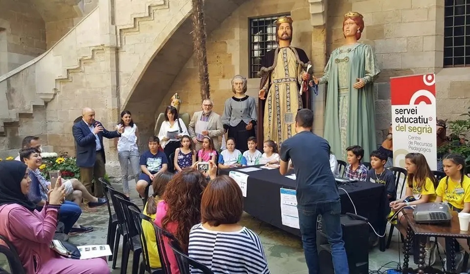 La taula rodona dels petits emprenedors presentant els seus projectes