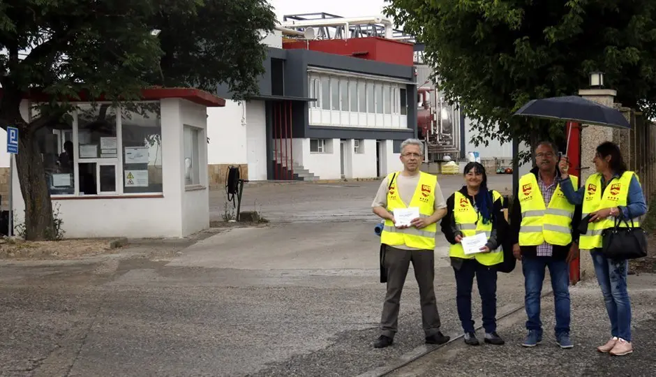 Representants sindicals de la UGT informant de la vaga a les portes de l&#39;escorxador de Mollerussa