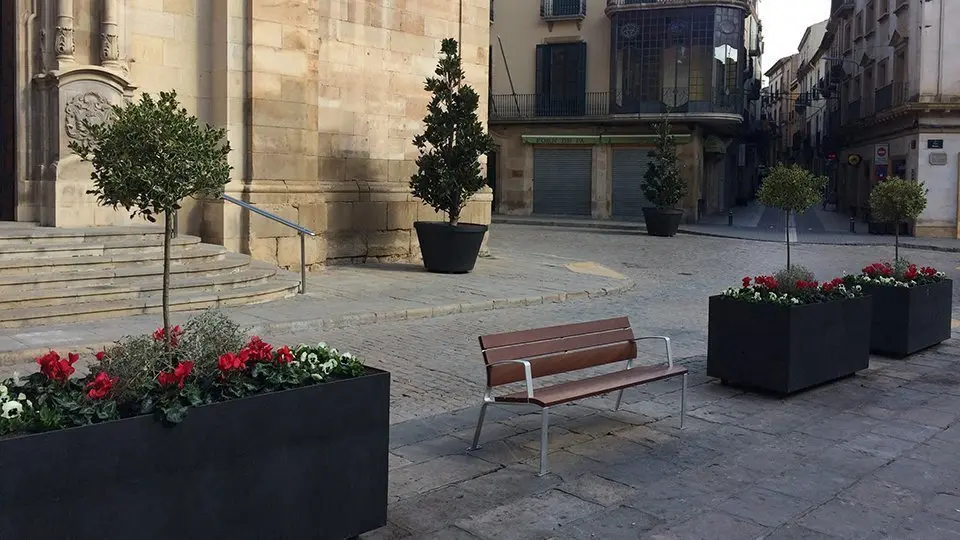 Vista de la plaça Major de Tàrrega, on s'aprecia les diferents tipologies actuals de ferm