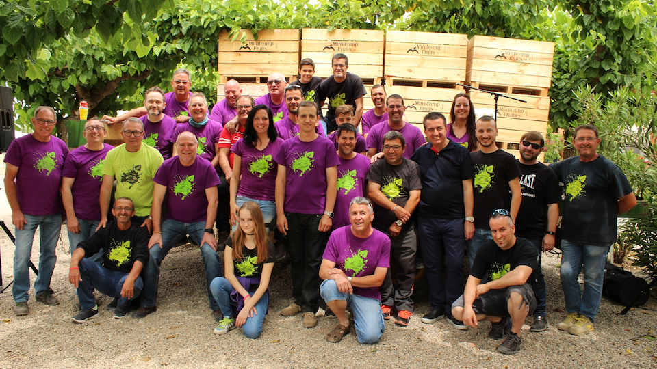 L'alcalde del municipi, Melcior Claramunt, amb els Amics de la Moto de Miralcamp