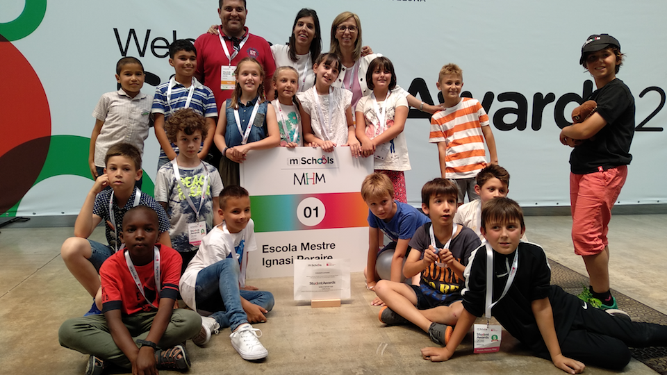 Els alumnes de tercer de primària de l'escola Ignasi Peraire durant la trobada del certàmen del Moblile History Maps de Barcelona