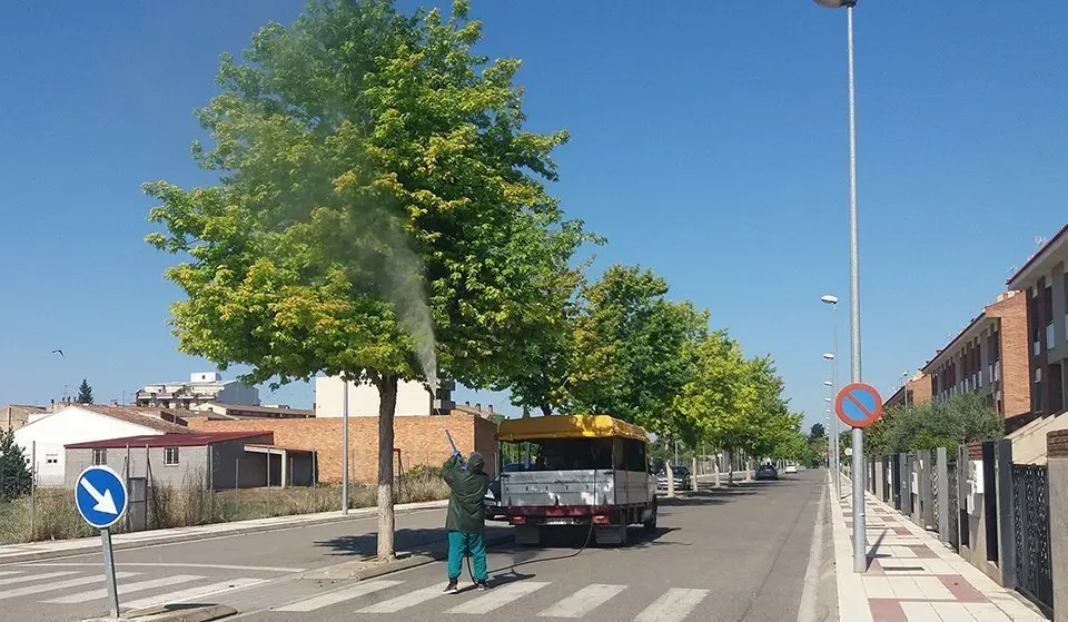 Demostració del tractament que s'està aplicant a les zones verdes de Mollerussa