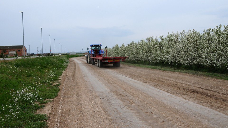Un tractor circulant pel camí de Linyola en el terme de Vila-sana