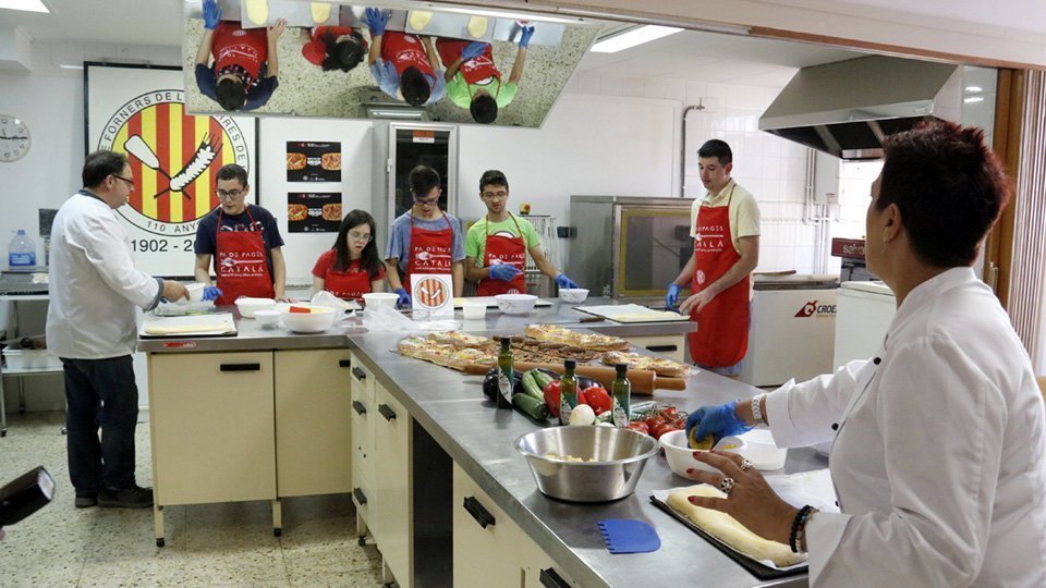 Joves amb Síndrome de Down, participant al taller del gremi de forners de Lleida