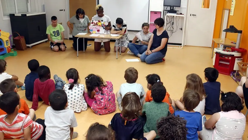 Alumnes de l&#39;IFE de l&#39;INS Mollerussa explicant un conte a infants de l&#39;escola les Arrels