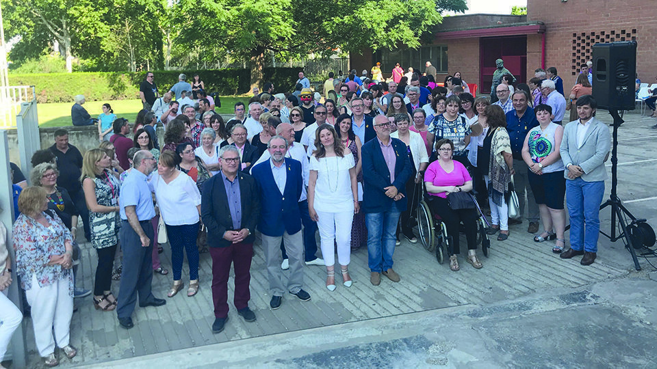 La foto de grup de l'acte de celebració dels 25 anys de Salut Mental Ponent al nou local de Lleida