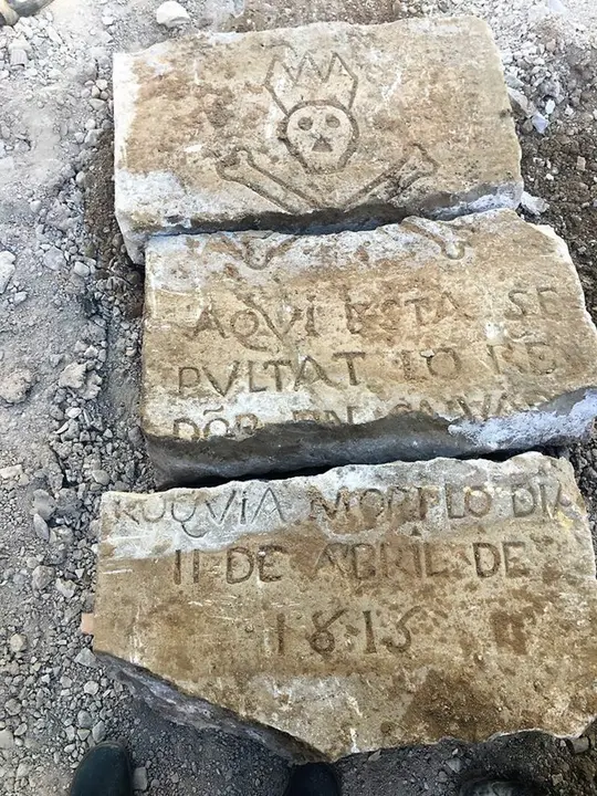 Pla curt on es pot veure la làpida funerària del 1815 que s'ha trobat durant les obres a la plaça de Manuel Bertrand de Mollerussa, el 22 de juny de 2018. (Vertical)