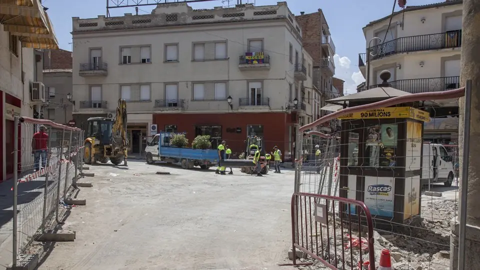 L'empresa Serboniu Prepara les jardineres a la plaça Pla d'Urgell Inter