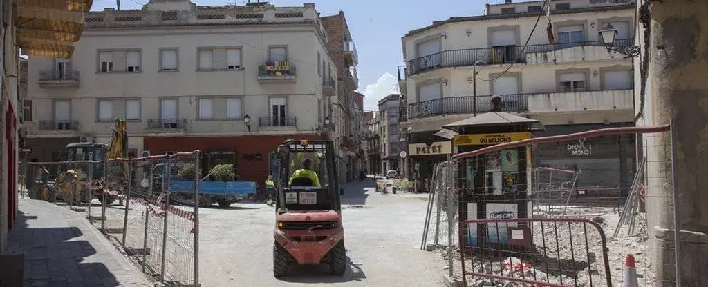 L'empresa Serboniu Prepara les jardineres a la plaça Pla d'Urgell