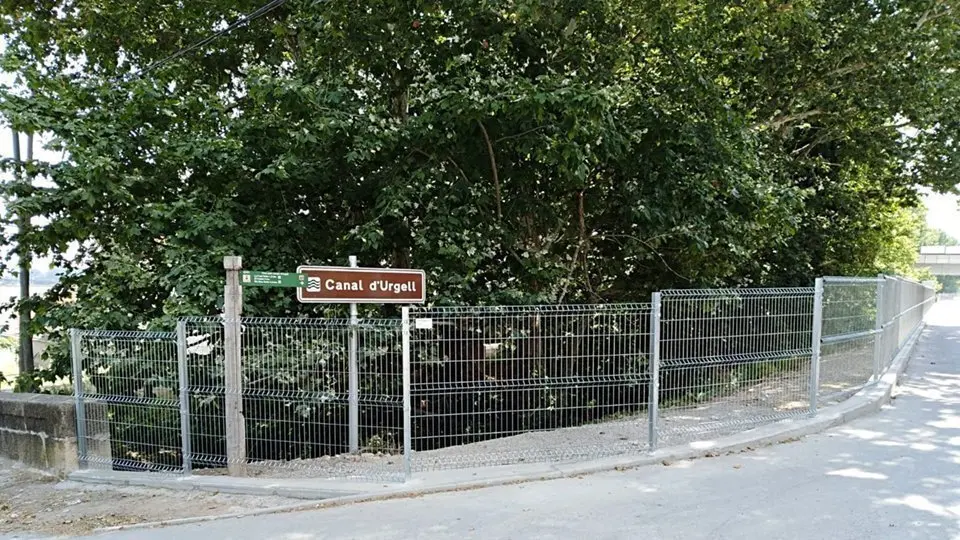 La nova tanca de seguretat del Canal d'Ugell al carrer Ramon Cornudella de les Borges