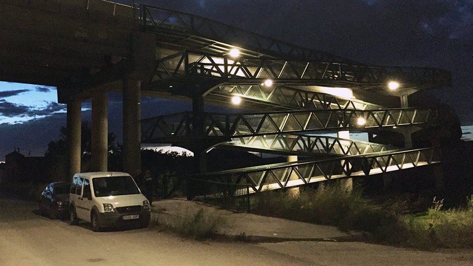 La nova il·luminació de la passarel·la de la via del tren de les Borges