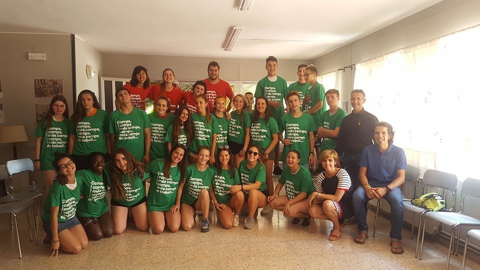 Imatge dels joves participants a la sisena edició del camp de treball d'Alcarràs