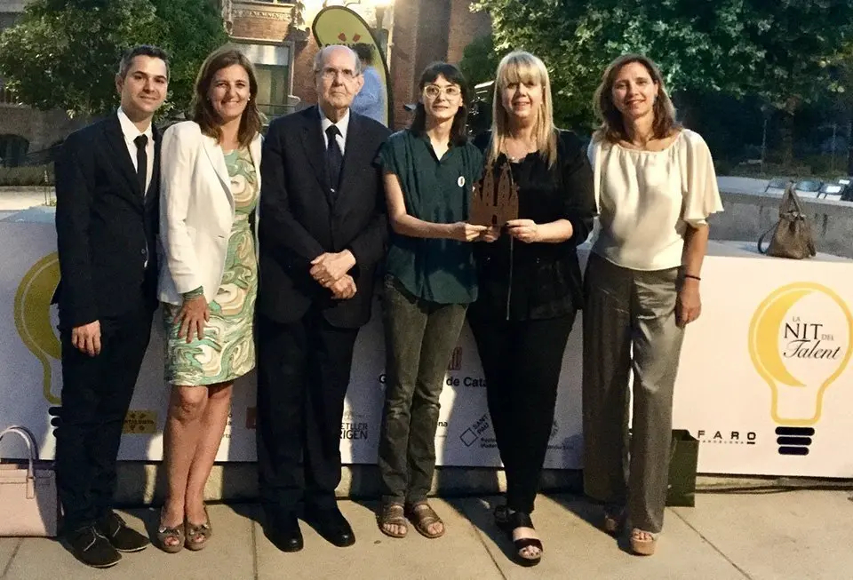 Núria Roure i Núria Baldrich, acompanyades de Manuel Roure, en el lliurament del Premi Talent 2018