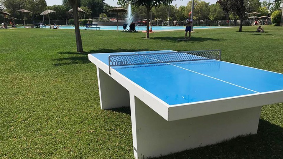 Imatge de les taules de tennis taula instal·lades per Mollerussa