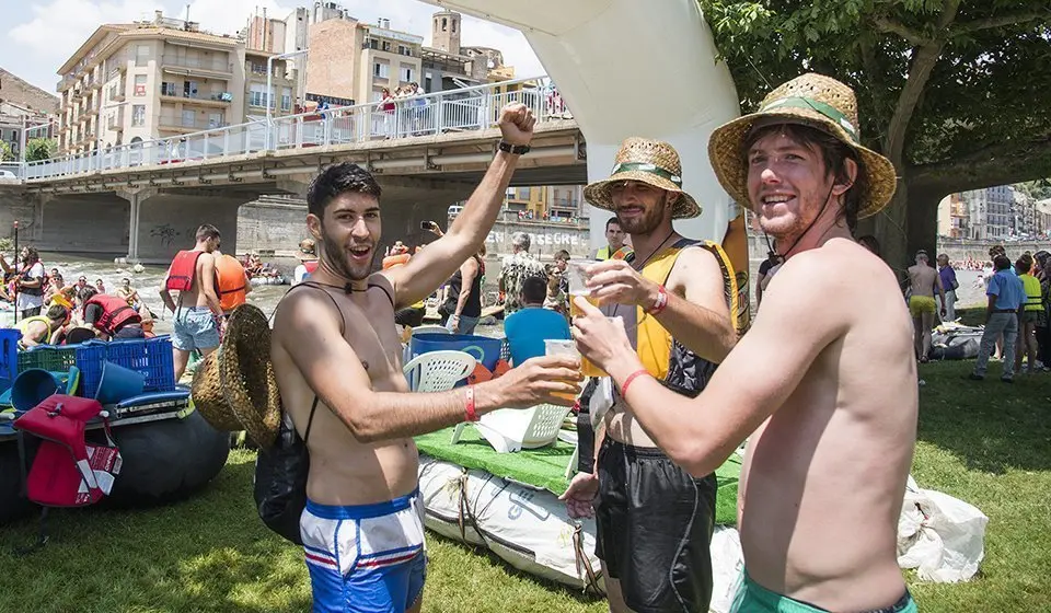 Participants en la Transsegre gaudint d'una cervesa a l'acabar la prova