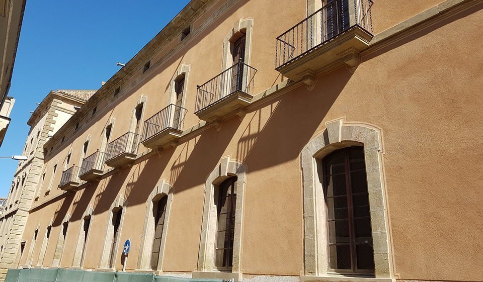 Imatge de la façana sud de la Universitat de Cervera, un cop finalitzades les obres de restauració que s'hi han dut a terme. (Horitzontal)
