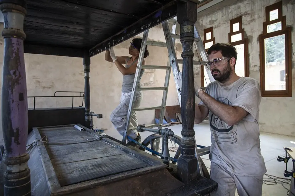 Idoia Tantull i Jordi Erra treballen en la restauració de la  Carrossa Fúnebre Linyola