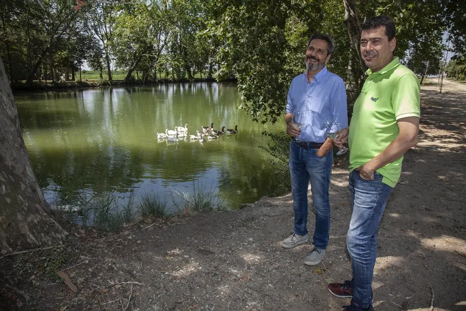 Tomàs Cusiné i Xavier Marco en el llac el Castell del Remei i les oques al fons