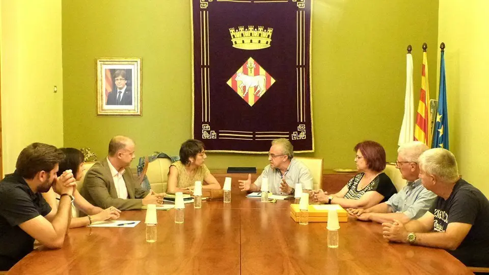 La directora general de Patrimoni Cultural, Elsa Ibar, amb l’alcalde de les Borges, Enric Mir, entre altres assistents a la reunió