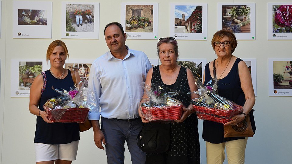 Antoni Villas en el pati de l'IEI amb els guanyadors del Concurs Les Garrigues en Flor 1