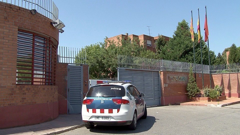 Imatge d'un vehicle dels Mossos d'Esquadra entrant al Centre Penitenciari de Ponent, l'1 d'agost de 2018. (Horitzontal)