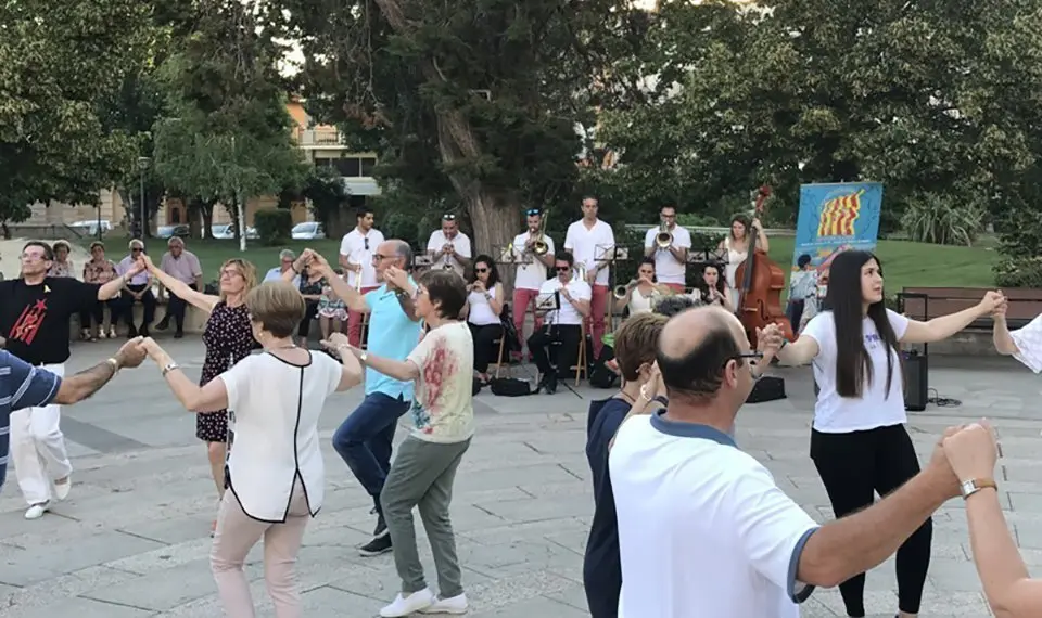 Participants en la primera ballada de sardanes de l'estiu de les Borges.