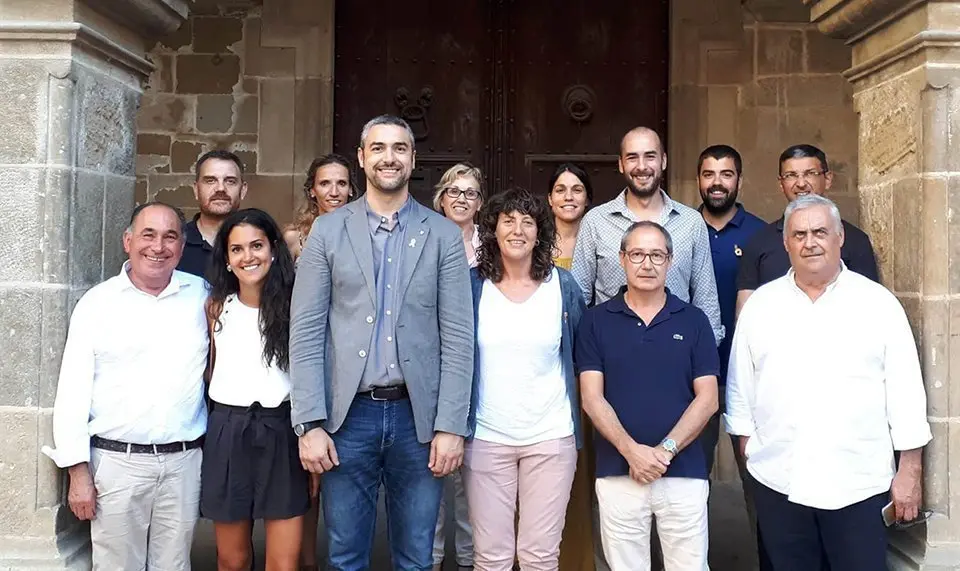 Foto conjunta amb el consistori i els representantsa de les empreses de torrons