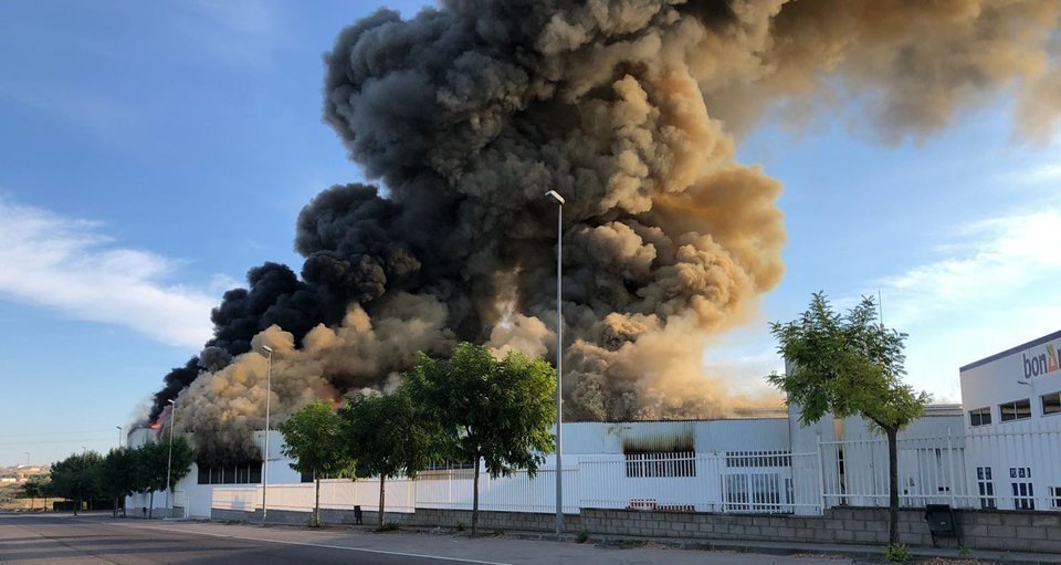 La columna de fum de l'incendi a la nau panificadora de l'Àrea de Guissona, el 4 d'agost del 2018 (Horitzontal).