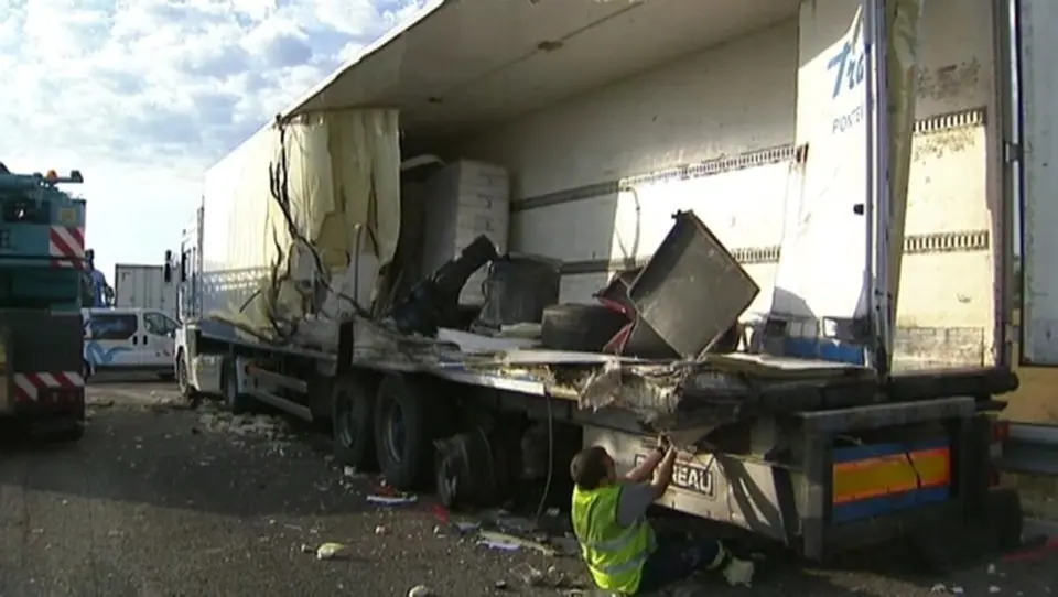 Estat en què ha quedat un dels camions de l'accident