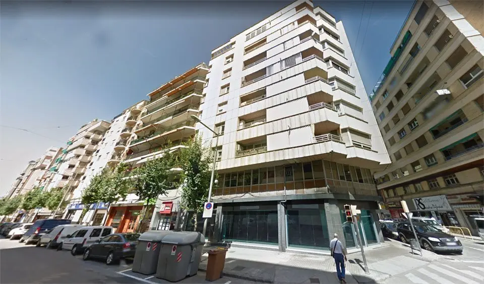 Edifici situat a la cantonada entre els carrers Vallcalent i Bisbe Ruano