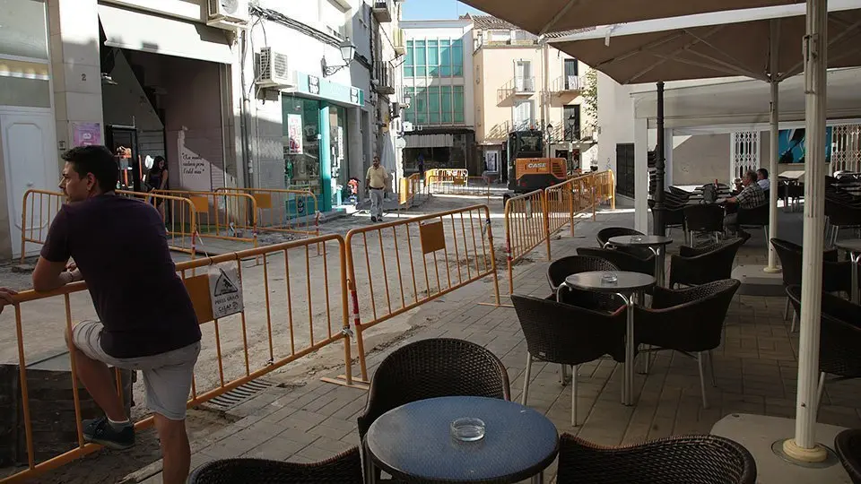 Les terrasses conviuen amb les obres a la zona de la Vilaclosa