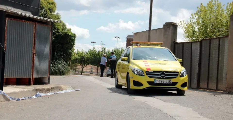 Un vehicle del SEM abandonant les instal·lacions del Club Tennis les Borges Blanques