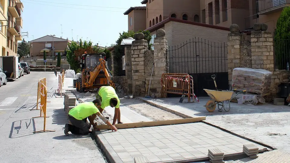 Treballs d'ampliació de la vorera davant el Col·legi Jacint Verdaguer de Tàrrega