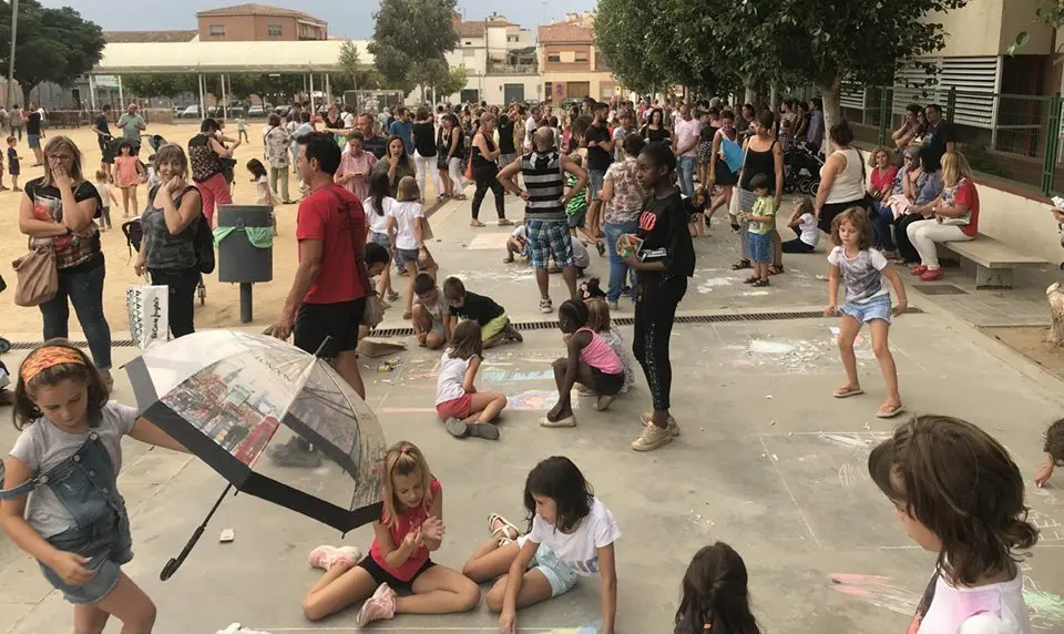 Malgrat l'amenaça de pluja, els nens i nenes han decorat la plaça Europa.