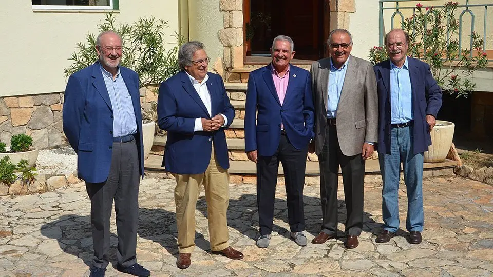 Pla obert on es pot veure una foto de grup amb alguns membres del grup d'opinió per repensar el futur de Lleida amb expolítics com Josep Grau o Antoni Siurana, el 5 de setembre de 2018. (Horitzontal)