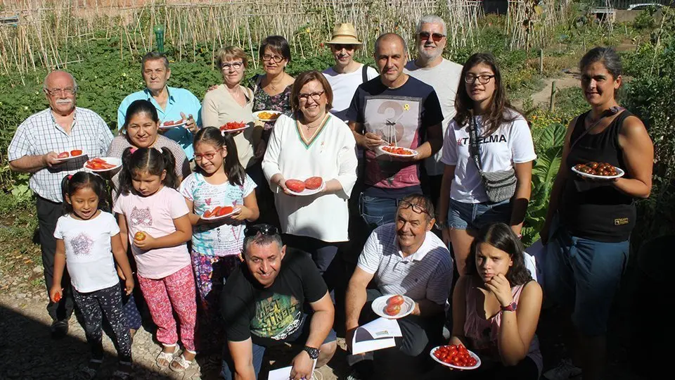 Alguns dels participants dels horts urbans de Tàrrega, amb l'alcaldessa Rosa Maria Perelló i el regidor d'Acció Social, Joan Palou