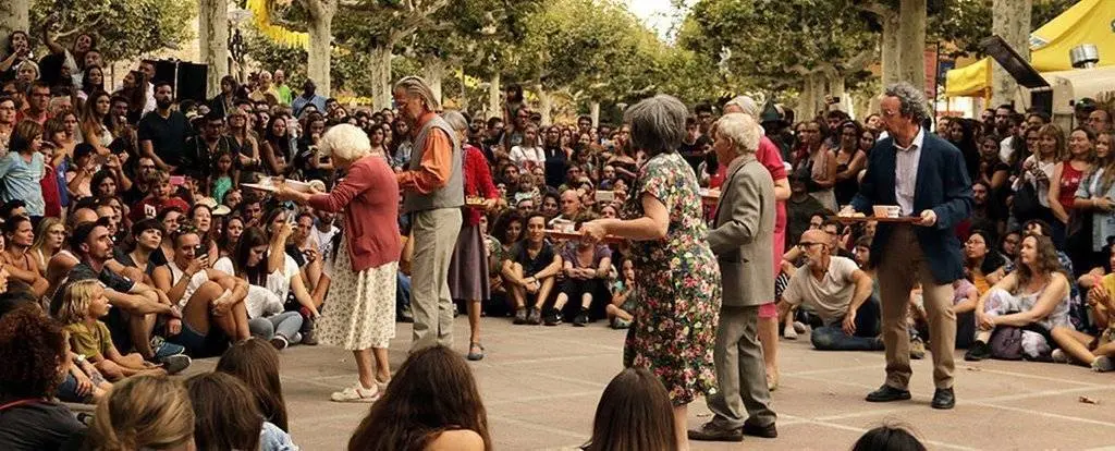 Arxiu, espectacle itinerant de Fira Tàrrega