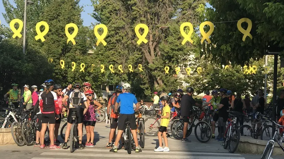 El ciclistes preparen la sortida a la Placeta del Terrall de les Borges Blanques 1