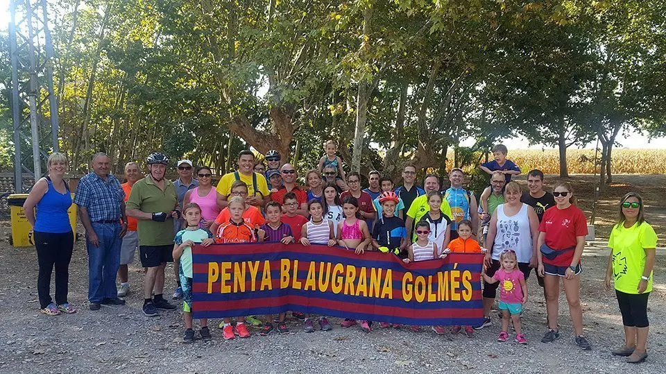 Els participants en la Bicicletada sostenible a Golmés