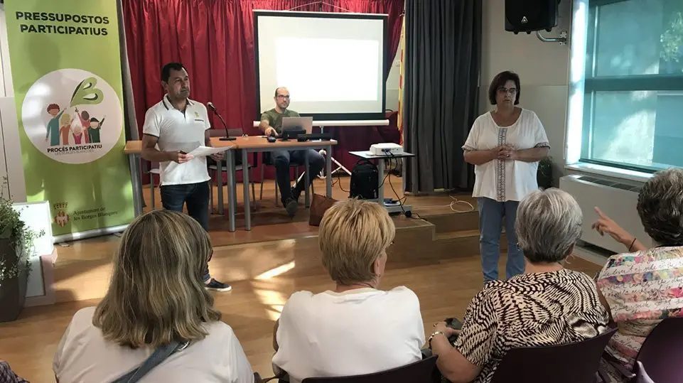 La regidora de Participació, Maria Fusté, al Casal Cívic explicant el procés participatiu.