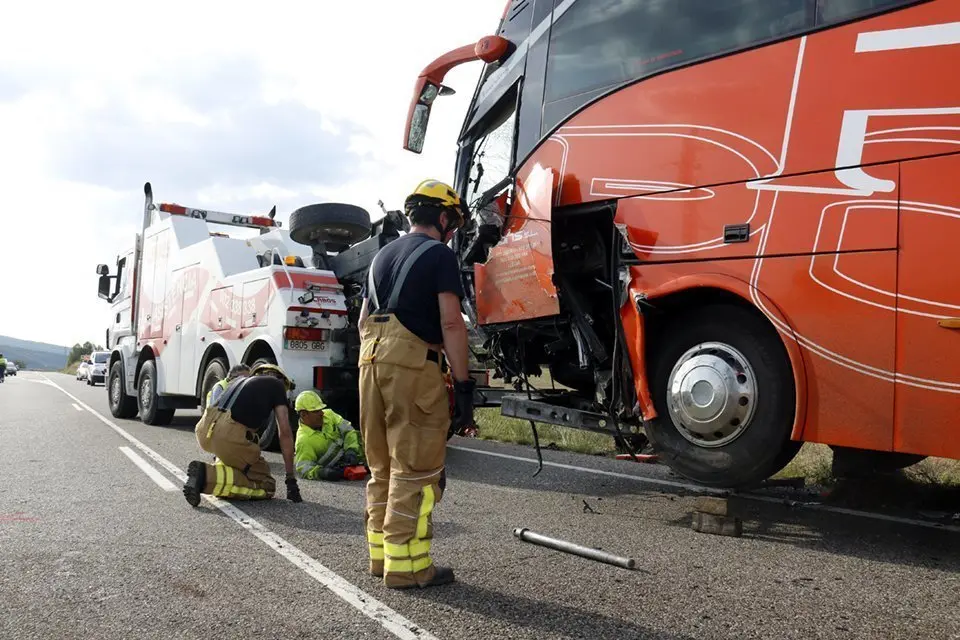 L&#39;autocar que ha impactat frontalment contra una furgoneta amb el resultat d&#39;un mort a Àger