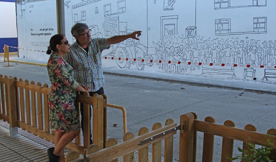 L'alcaldessa del Palau d'Anglesola Montserrat Meseguer visita el mural