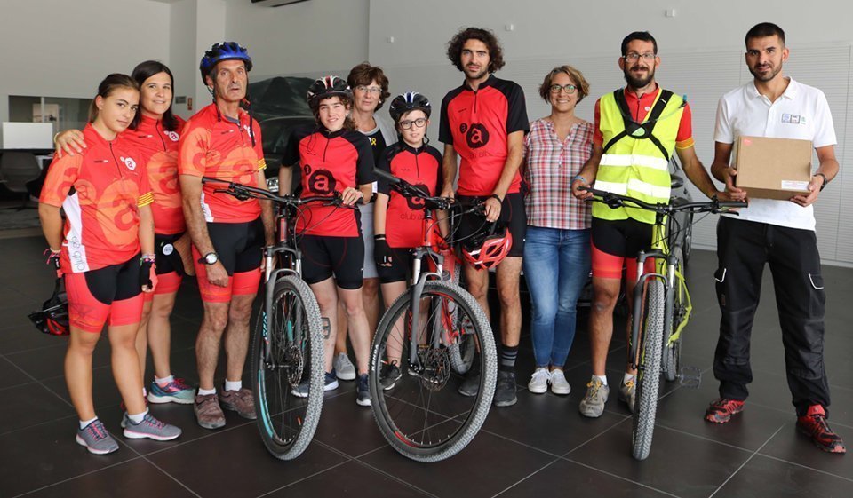Els membres del Club ciclista de l&#39;Associació Alba a les instal·lacions de Servisimó