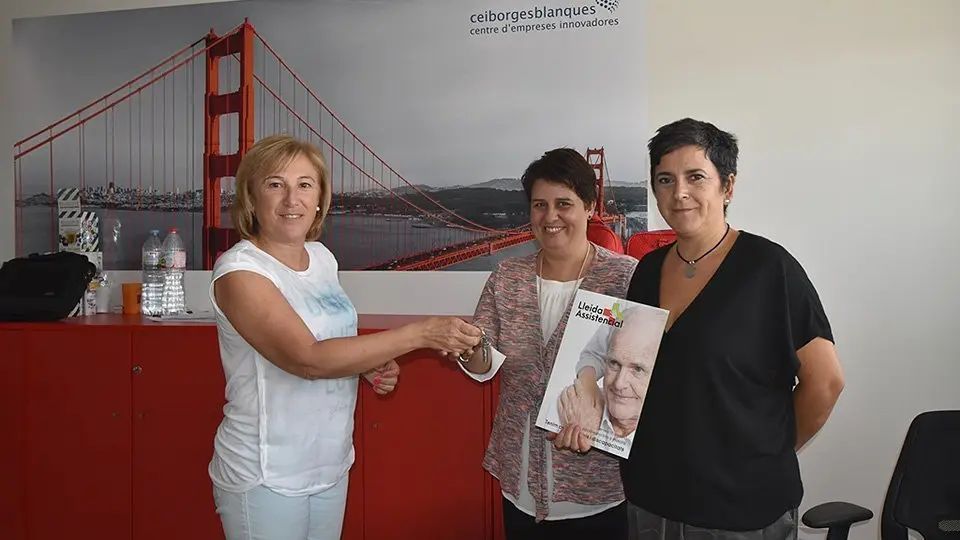 La tinent d’alcalde, Núria Palau, fent entrega de les claus a Montse Bosch, de Lleida Assistencial.