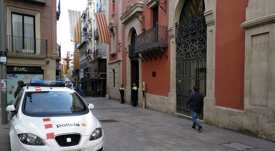 Mossos d&#39;Esquadra custodiant la porta de la Diputació de Lleida