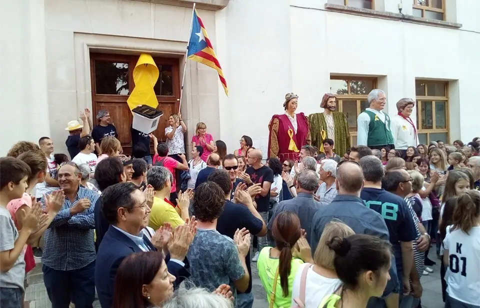 Les urnes tornes a l'escola Arnau Berenguer del Palau d'Anglesola