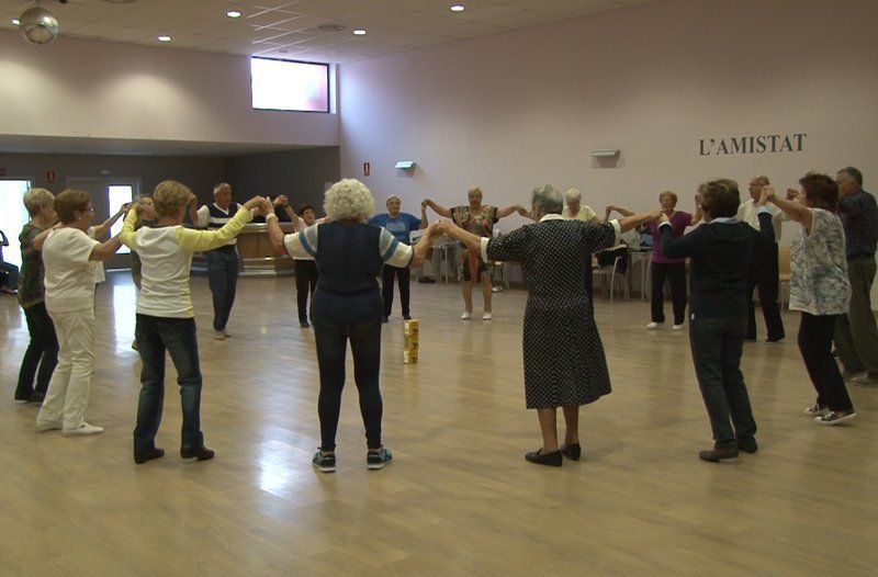 Membres del Casal per a la Gent Gran de Mollerussa aprenent a ballar sardanes.